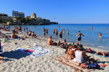 SALENTO, İtalya - 1 Haziran 2017 İnsanlar İtalya 'nın Salento Yarımadası' ndaki Torre Dell Orso plajını ziyaret ediyor. Yıllık 50 milyon ziyaretçiyle İtalya, en çok ziyaret edilen ülkelerden biri oldu..