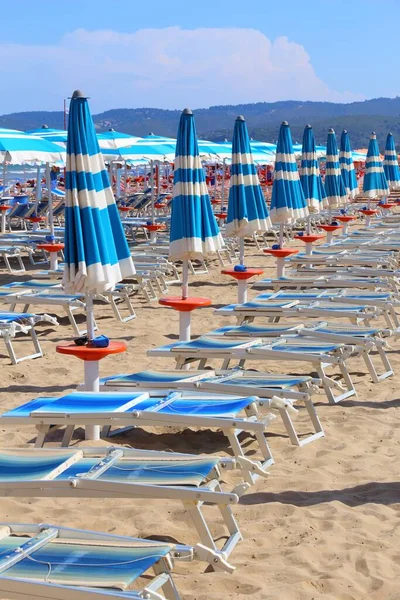 İtalya 'daki Gargano Yarımadası, Vieste' deki Pizzomunno Plajı. Boş salonlar, sahilde kimse yok..