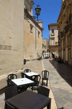 LECCE, İtalya - 1 Haziran 2017 İnsanlar İtalya 'nın Barok kenti Lecce' yi ziyaret ediyor. Yıllık 50 milyon ziyaretçiyle İtalya, en çok ziyaret edilen ülkelerden biri oldu..