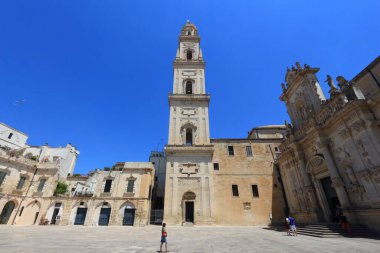 LECCE, ITALY - 1 Haziran 2017: Barok şehri Lecce, İtalya 'da sokak manzarası. Yıllık 50 milyon ziyaretçiyle İtalya, en çok ziyaret edilen ülkelerden biri oldu..