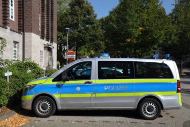 BOCHUM, ALMANY - 17 Eylül 2020: Alman polis aracı Bochum 'a park edildi. Kuzey Ren-Vestfalya Polisi (Polizei Nordrhein-Westfalen) 42.000 polis memurunu işe aldı.