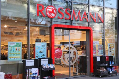 HERNE, ALMANY - 17 Eylül 2020: Herne, Almanya 'daki Rossmann kozmetik ve güzellik salonu. Almanya 'da 2013 yılında toplam perakende satışlar 450 milyar avro olarak gerçekleşti..