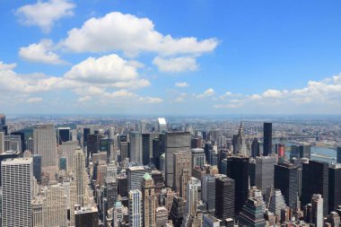 New York - Manhattan şehir merkezinin hava manzarası. Gökyüzünde kopya alanı olan New York şehri..