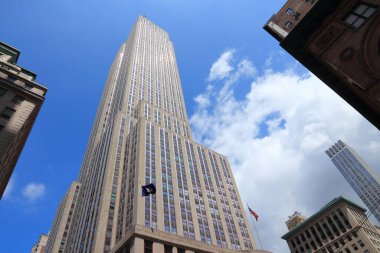 NEW YORK, ABD - 4 Temmuz 2013: Empire State Building skyscraper in New York. Sanat deco tarzı 381 metre yüksekliğindeki ofis binası, 40 yıldır dünyanın en yüksek binasıydı..