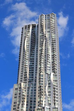 NEW YORK, ABD - 2 Temmuz 2013: 8 Spruce Street skyscraper (a.k.a Beekman Tower), New York. 265 metre yüksekliğindeki bina dünyanın en yüksek 12. yerleşim kulesidir. Frank Gehry tarafından tasarlandı..