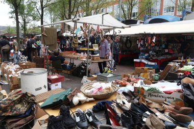 AMSTERDAM, NETHERLANDS - 8 Temmuz 2017: İnsanlar Amsterdam, Hollanda 'daki Waterlooplein Market' i ziyaret ediyor. Popüler bit pazarında 300 'e kadar tezgah var..