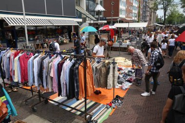 AMSTERDAM, NETHERLANDS - 8 Temmuz 2017: İnsanlar Amsterdam, Hollanda 'daki Waterlooplein Market' i ziyaret ediyor. Popüler bit pazarında 300 'e kadar tezgah var..
