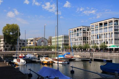 DORTMUND, GERMANY - 16 Eylül 2020: İnsanlar Dortmund, Almanya 'da Hoste' da Phoenix Gölü 'nü (Phoenix-See) ziyaret ediyor. Dortmund Almanya 'nın Ruhr bölgesindeki en büyük şehirdir..