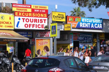 BÖLÜM, CROATIA - 20 Temmuz 2019: renkli pankartlar ve Split 'te düzensiz reklam kaosu. Hırvatistan 'a 2018 yılında 18,4 milyon turist geldi.