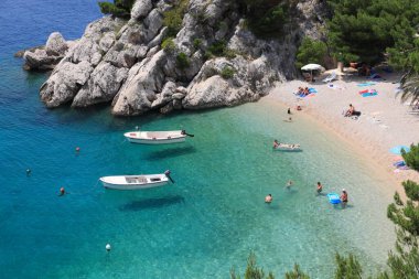 BRELA, CROATIA - 18 Haziran 2019: İnsanlar Hırvatistan 'ın Dalmaçya bölgesinin Makarska Riviera bölgesindeki Brela tatil beldesinde tatil yapıyorlar.