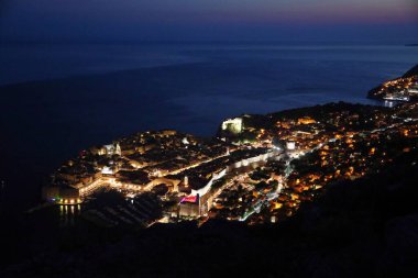 Dubrovnik şehir ışıkları. Hırvatistan 'ın Dubrovnik kentinin gece manzarası.