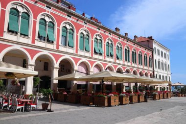 BÖLÜM, CROATIA - 20 Temmuz 2019 İnsanlar Split 'teki gölgeli atari salonlarını ziyaret ediyor. Hırvatistan 'a 2018 yılında 18,4 milyon turist geldi.