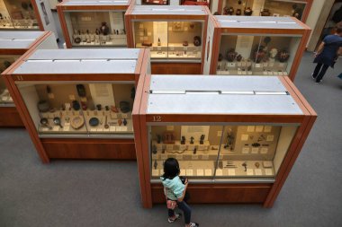 Londra, İngiltere - 14 Temmuz 2019: İnsanlar British Museum, Londra 'daki arkeoloji koleksiyonlarını ziyaret ediyor. Müze 1753 yılında kuruldu ve yaklaşık 8 milyon nesne barındırıyor..