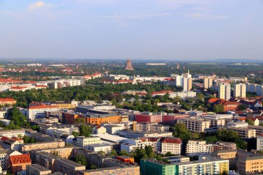 Leipzig, Almanya hava manzaralı. Marienbrunn ilçesi ve Milletler Muharebesi Anıtı 'na sahip şehir manzarası.