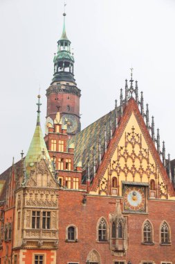 Wroclaw City simgeleri, Rynek Meydanı 'ndaki eski belediye binası. Wroclaw Polonya.