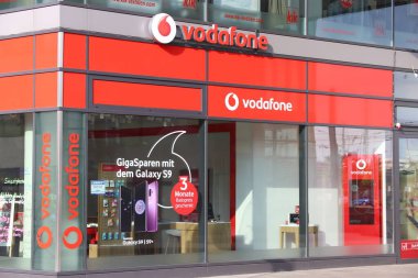 DRESDEN, Almanya - 10 Mayıs 2018: Dresden, Almanya 'da Vodafone cep telefonu dükkanı. Vodafone, Almanya 'daki en büyük cep telefonu operatörü..