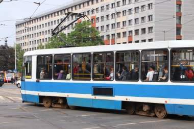 WROCLAW, POLAND - 11 Mayıs 2018: İnsanlar Wroclaw, Polonya 'da toplu taşıma tramvayına (hafif raylı) biniyor. Wroclaw, Polonya 'nın 632,067 nüfuslu dördüncü büyük kentidir.).