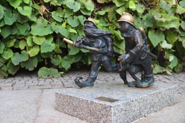 Wroclaw, POLAND - 2 Eylül 2018: Wroclaw, Polonya 'da cüceler veya cüceler küçük bir heykel. Wroclaw 'ın şehirde çeşitli sanatçıların 350 cüce heykeli var..