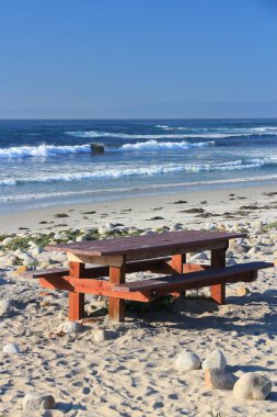 Kaliforniya doğası - Pebble Sahili 'nden Pescadero Körfezi manzarası. Pasifik kıyısı.