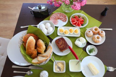 Polonya 'da Paskalya kahvaltısı masası. Avrupa 'da Paskalya Gıda.