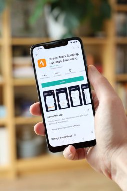WARsaw, POLAND - 29 Ocak 2021: Android OS, Xiaomi markalı akıllı telefona Strava fitness izleme ve çalıştırma uygulaması yükleyen kullanıcı.