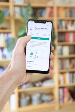 WARsaw, POLAND - 29 Ocak 2021: Corona-Uyarı Uygulaması yükleyen kullanıcı, Android OS, Xiaomi markalı akıllı telefona Alman koronavirüs salgını uyarı uygulaması.