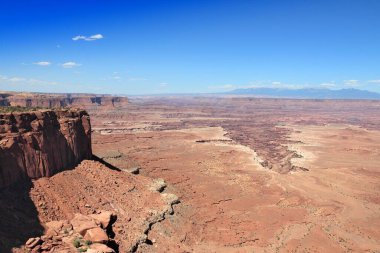 Birleşik Devletler doğası - Utah 'taki Canyonlands Ulusal Parkı. Gökyüzü bölgesindeki ada.