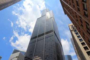 Chicago, ABD - 27 Haziran 2013: Willis Tower (eski adıyla Sears Tower) gökdeleni. 442 metre yüksekliğindedir ve 2013 itibariyle ABD 'nin en yüksek ikinci binasıdır..