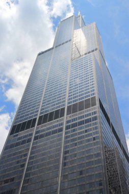 Chicago, ABD - 27 Haziran 2013: Willis Tower (eski adıyla Sears Tower) gökdeleni. 442 metre yüksekliğindedir ve 2013 itibariyle ABD 'nin en yüksek ikinci binasıdır..
