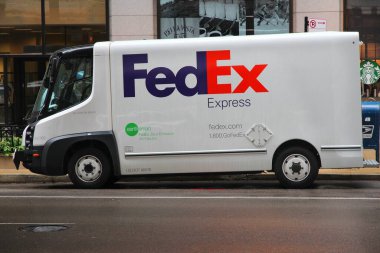Chicago, ABD - 26 Haziran 2013: Fedex elektrik vehisi Chicago 'da paket teslim ediyor. Fedex dünyanın en büyük paket teslimat şirketlerinden biri..
