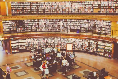 STOCKHOLM, SWEDEN - 22 Ağustos 2018: İnsanlar Stockholm Halk Kütüphanesi 'nin (Stadsbiblioteket) yuvarlak binasını ziyaret ediyorlar. Kütüphane 1928 'de açıldı..