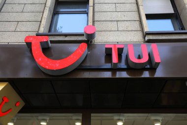 DÜZSELDORF, Almanya - 19 Eylül 2020: Düsseldorf, Almanya 'daki TUI seyahat acentesi. TUI, Avrupa 'nın en büyük seyahat acentelerinden biri..