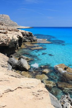 Kıbrıs 'taki Cape Greco' da deniz manzarası. Kıbrıs 'ın mükemmel kıyıları.