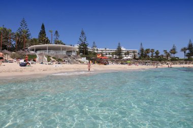 NISSI BEACH, CYPRUS - 16 Mayıs 2014: Kıbrıs 'taki Nissi Plajı' nda insanlar dinleniyor. Turizm, Kıbrıs bütçesinin yaklaşık yüzde 10 