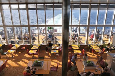 KRISTIANSAND, NORway - 31 Temmuz 2020: Norveç 'ten Danimarka' ya giden Renk Hattı Superspeed feribotundaki yolcular. Renkli hat AS Norveç 'in en büyük kruvazör hattı..
