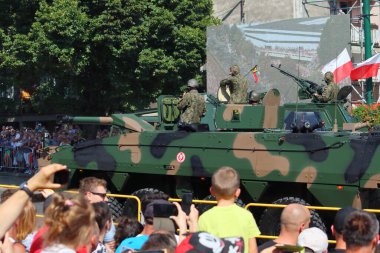 KATOWICE, POLAND - 15 AĞUSTOS 2019: İnsanlar Polonya, Katowice 'deki Silahlı Kuvvetler Günü geçit törenini ziyaret ediyor. M120 Rak (SMK 120) otomatik havan topu performansı.