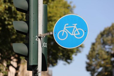 Almanya 'da bisiklet yolu tabelası. Moenchengladbach, Almanya 'da bisiklet yolu trafik işareti.