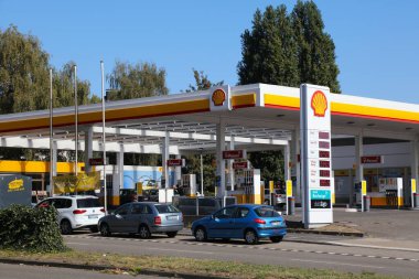 BOTTROP, Almanya - 20 Eylül 2020: kabuk benzin istasyonu Almanya 'da. Royal Dutch Shell dünyanın en büyük petrol endüstrisi şirketlerinden biridir..
