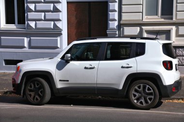 Kuzey Rhines-WestPHALYA, Almanya - 16 Eylül 2020: Jeep Renegade subcompact SUV Almanya 'da park halinde. Almanya 'da kayıtlı 45.8 milyon araç bulunmaktadır (2017 itibariyle).).