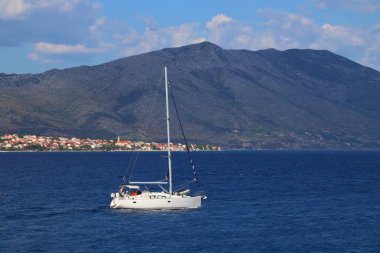 Hırvatistan 'da tekne tatili. Arka planda Peljesac Yarımadası manzarası var. Adriyatik Denizi yelkenlisi.