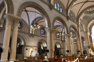 MANILA, PHILIPPINES - 25 Kasım 2017: Manila, Filipinler 'deki Katedral' in iç görünümü. Kilise Intramuros bölgesinde yer almaktadır. Tam adı: 
