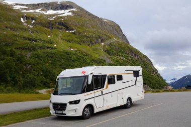 GEIRANGER, NORway - 28 Temmuz 2020: Geiranger, Norveç yakınlarında eğlence aracı (RV) tatili. 2015 yılında Norveç 'in 8,8 milyon yabancı ziyaretçisi oldu.