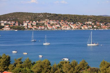 Hırvatistan 'da denize açılmak - Dalmaçya' da Akdeniz kıyısı. Cinayet adası Adriyatik Denizi manzarası - Tisno kasabası.