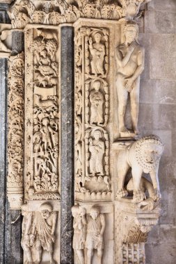 Trogir Katedrali taş işçiliği detayı. Taşa oyulmuş dini imgeler. Hırvatistan 'ın Trogir kentinin simgesi.