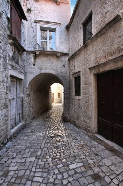 Hırvatistan 'ın Trogir Eski Kasabası' nda kaldırım taşları döşenmiş. Trogir 'deki Cobblestone Caddesi..