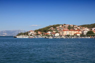 Hırvatistan - Dalmaçya 'daki Trogir kasabası. Marina tekneleri ve Ciovo adası.