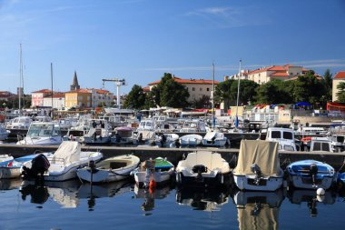 POREC, CROATIA - 20 Haziran 2011: Porec Limanı, Hırvatistan. 2011 yılında çoğu yaz olmak üzere 11 milyon turist Hırvatistan 'ı ziyaret etti..