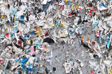 Şehir dokusu. Renkli yırtık kağıt reklam posterlerinin arka planı.