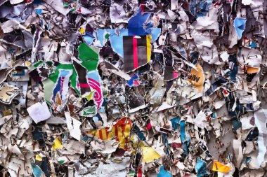 Şehir dokusu. Renkli yırtık kağıt reklam posterlerinin arka planı.