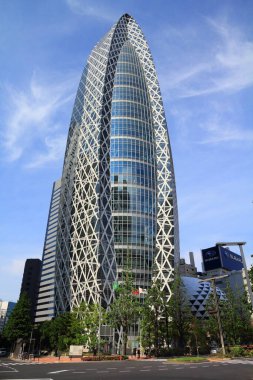 TOKYO, JAPONYA - 11 Mayıs 2012: Tokyo Shinjuku 'daki Mode Gakuen Koza Kulesi. Tokyo Mode Gakuen (moda okulu), HAL Tokyo (teknoloji ve tasarım fakültesi) ve Shuto Iko 'ya ev sahipliği yapar.)